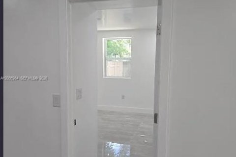 Townhouse in North Miami, Florida 3 bedrooms № 2153636 - photo 10