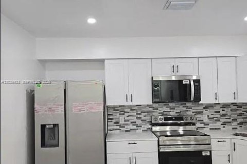 Townhouse in North Miami, Florida 3 bedrooms № 2153636