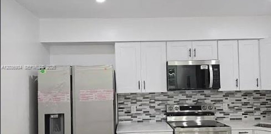 Townhouse in North Miami, Florida 3 bedrooms № 2153636