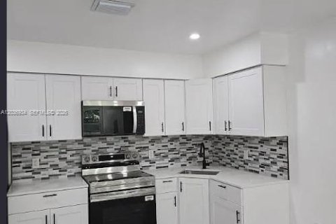 Townhouse in North Miami, Florida 3 bedrooms № 2153636 - photo 2