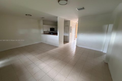 Снять в аренду кондоминиум в Хомстед, Флорида 3 спальни, 98.66м2, № 1952369 - фото 7