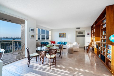 Condo in Bay Harbor Islands, Florida, 2 bedrooms  № 1715735 - photo 1