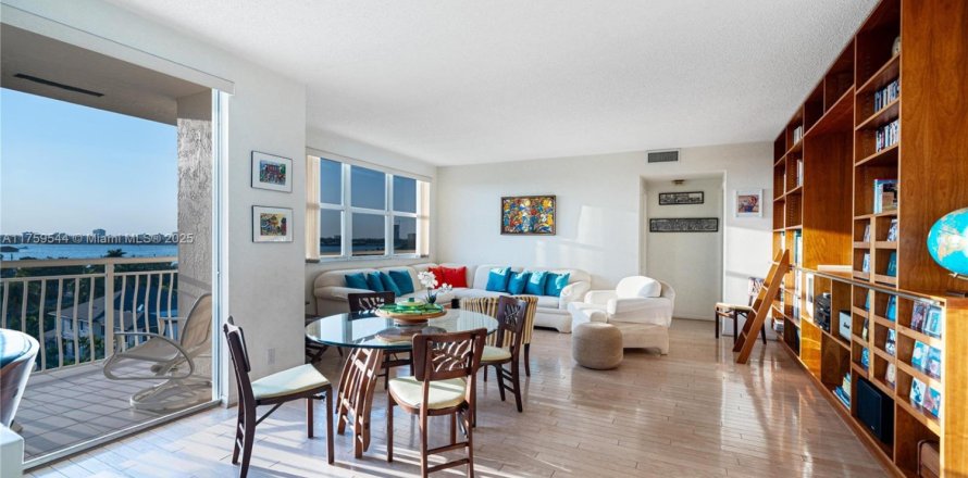 Condo in Bay Harbor Islands, Florida, 2 bedrooms № 1715735