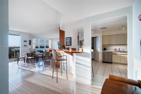 Condo in Bay Harbor Islands, Florida, 2 bedrooms  № 1715735 - photo 20