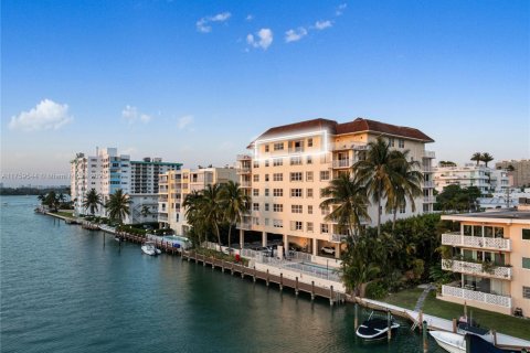 Condo in Bay Harbor Islands, Florida, 2 bedrooms  № 1715735 - photo 9