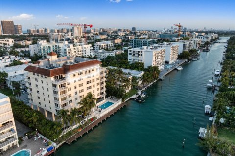Condo in Bay Harbor Islands, Florida, 2 bedrooms  № 1715735 - photo 16