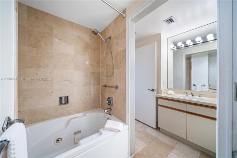 Condo in Bay Harbor Islands, Florida, 2 bedrooms  № 1715735 - photo 25