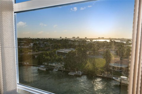 Condo in Bay Harbor Islands, Florida, 2 bedrooms  № 1715735 - photo 19