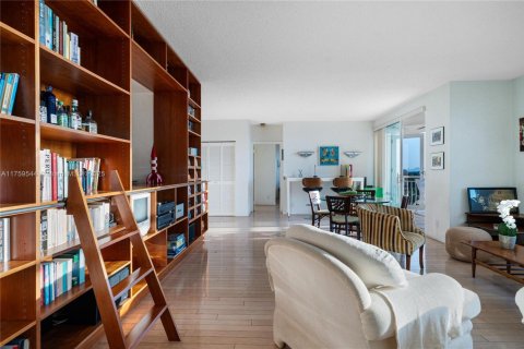 Condo in Bay Harbor Islands, Florida, 2 bedrooms  № 1715735 - photo 13