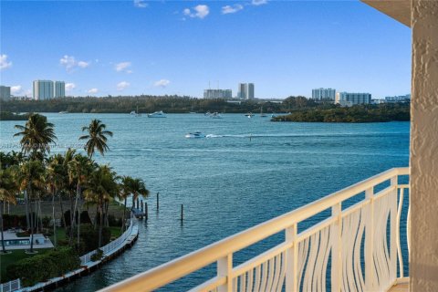 Condo in Bay Harbor Islands, Florida, 2 bedrooms  № 1715735 - photo 15
