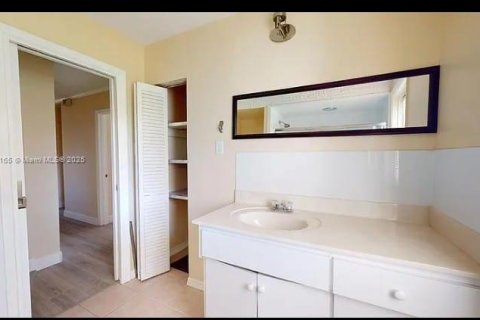 House in South Daytona, Florida 3 bedrooms, 140.93 sq.m. № 1868548 - photo 25