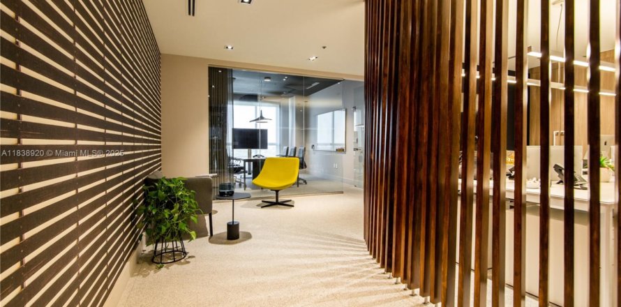 Commercial property in Miami, Florida № 1825647