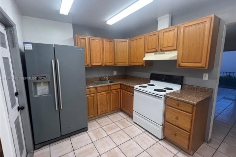 Снять в аренду кондоминиум в Корал-Спрингс, Флорида 2 спальни, 88.26м2, № 2004283 - фото 3