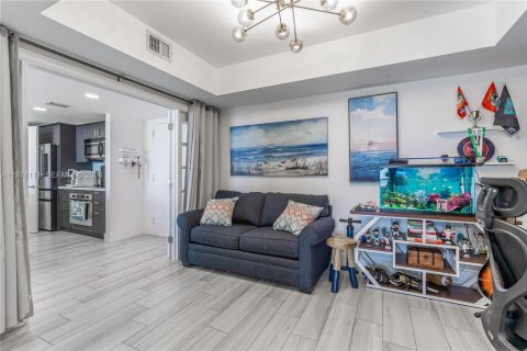 Condo in Miami, Florida, 2 bedrooms  № 2035982 - photo 23