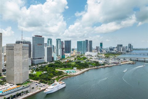 Condo in Miami, Florida, 2 bedrooms  № 2035982 - photo 2