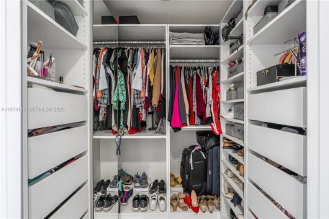 Condo in Miami, Florida, 2 bedrooms  № 2035982 - photo 10