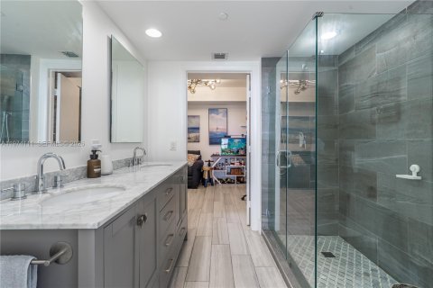 Condo in Miami, Florida, 2 bedrooms  № 2035982 - photo 21