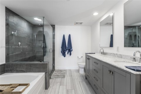 Condo in Miami, Florida, 2 bedrooms  № 2035982 - photo 11