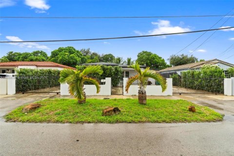 House in Miami, Florida 3 bedrooms, 122.26 sq.m. № 1942231 - photo 3