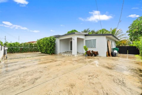 House in Miami, Florida 3 bedrooms, 122.26 sq.m. № 1942231 - photo 4