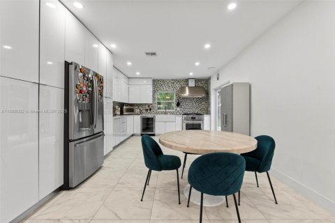 House in Miami, Florida 3 bedrooms, 122.26 sq.m. № 1942231 - photo 8