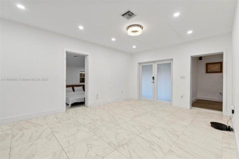 House in Miami, Florida 3 bedrooms, 122.26 sq.m. № 1942231 - photo 7