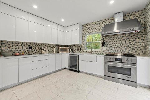 House in Miami, Florida 3 bedrooms, 122.26 sq.m. № 1942231 - photo 10