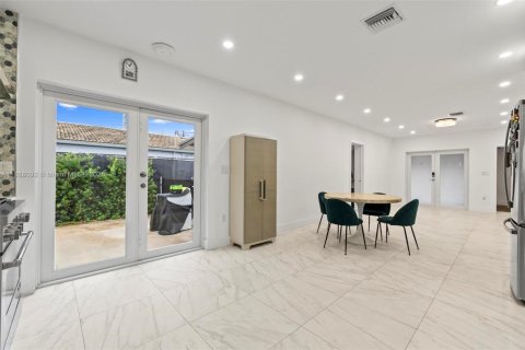 House in Miami, Florida 3 bedrooms, 122.26 sq.m. № 1942231 - photo 12