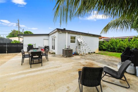 House in Miami, Florida 3 bedrooms, 122.26 sq.m. № 1942231 - photo 23