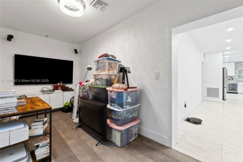 House in Miami, Florida 3 bedrooms, 122.26 sq.m. № 1942231 - photo 21