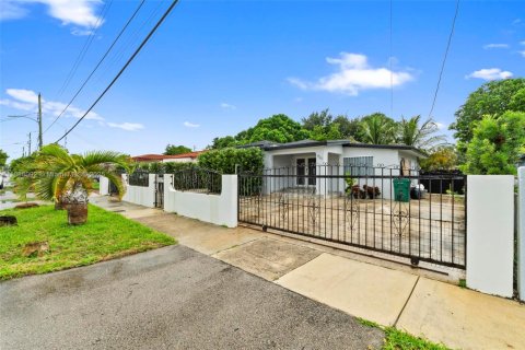 House in Miami, Florida 3 bedrooms, 122.26 sq.m. № 1942231 - photo 1