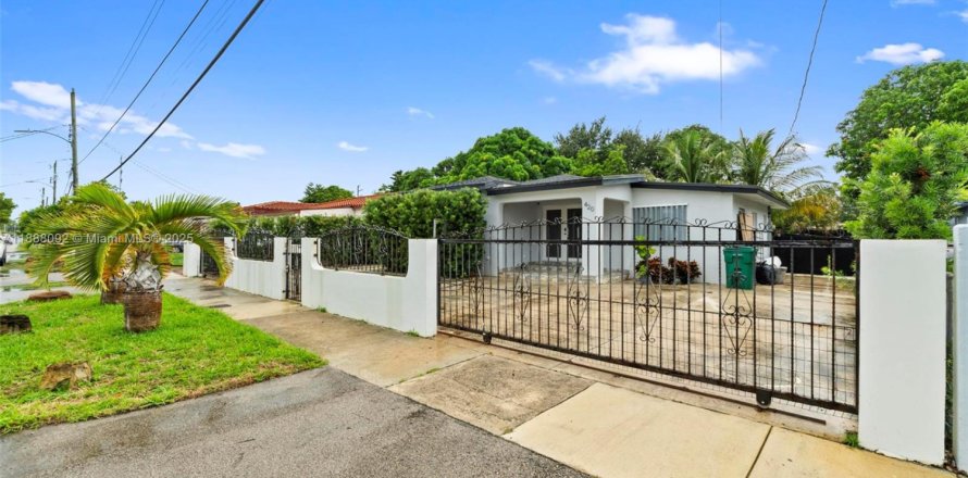 House in Miami, Florida 3 bedrooms, 122.26 sq.m. № 1942231