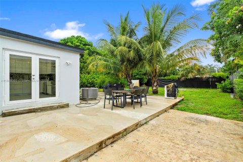 House in Miami, Florida 3 bedrooms, 122.26 sq.m. № 1942231 - photo 22