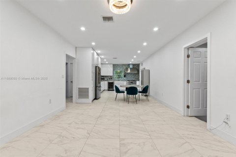 House in Miami, Florida 3 bedrooms, 122.26 sq.m. № 1942231 - photo 5