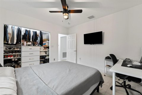 House in Miami, Florida 3 bedrooms, 122.26 sq.m. № 1942231 - photo 17