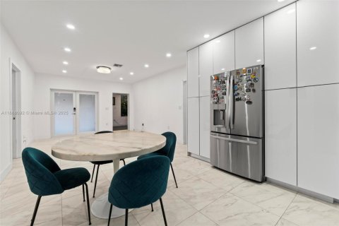 House in Miami, Florida 3 bedrooms, 122.26 sq.m. № 1942231 - photo 9