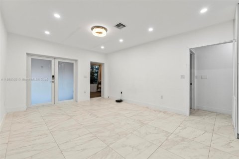 House in Miami, Florida 3 bedrooms, 122.26 sq.m. № 1942231 - photo 6