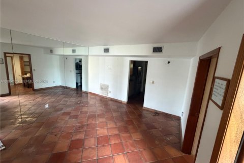Villa ou maison à vendre à Miami, Floride: 5 chambres, 211.82 m2 № 2071801 - photo 21