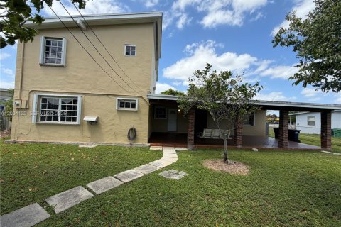Villa ou maison à vendre à Miami, Floride: 5 chambres, 211.82 m2 № 2071801 - photo 2