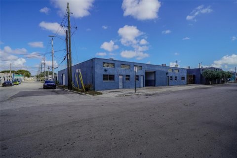 Propiedad comercial en venta en Miami, Florida № 2012586 - foto 28