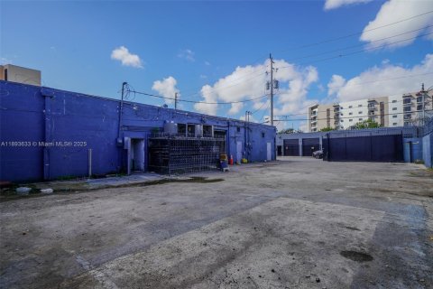 Propiedad comercial en venta en Miami, Florida № 2012586 - foto 23