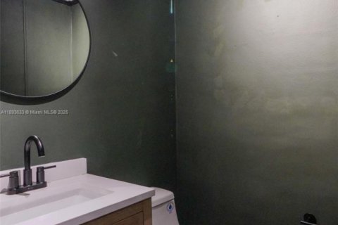 Propiedad comercial en venta en Miami, Florida № 2012586 - foto 12