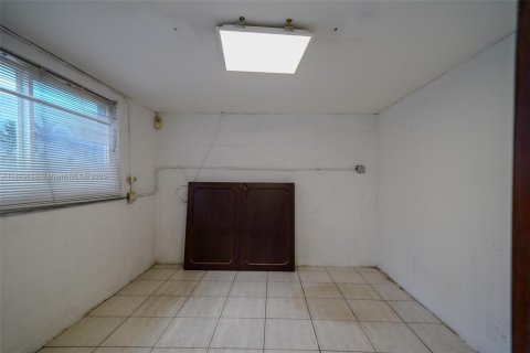 Propiedad comercial en venta en Miami, Florida № 2012586 - foto 29