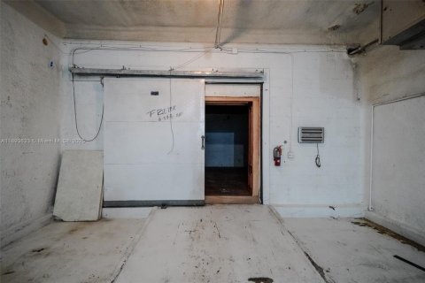 Propiedad comercial en venta en Miami, Florida № 2012586 - foto 20