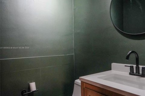 Propiedad comercial en venta en Miami, Florida № 2012586 - foto 14