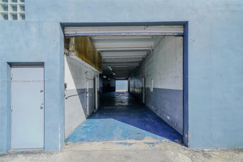 Propiedad comercial en venta en Miami, Florida № 2012586 - foto 8