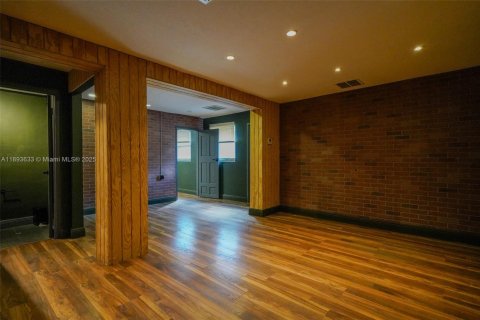 Propiedad comercial en venta en Miami, Florida № 2012586 - foto 11
