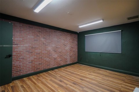 Propiedad comercial en venta en Miami, Florida № 2012586 - foto 15