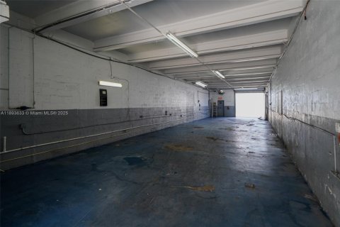 Propiedad comercial en venta en Miami, Florida № 2012586 - foto 9