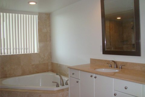 Copropriété à louer à Hallandale Beach, Floride: 2 chambres, 132.39 m2 № 2325724 - photo 8